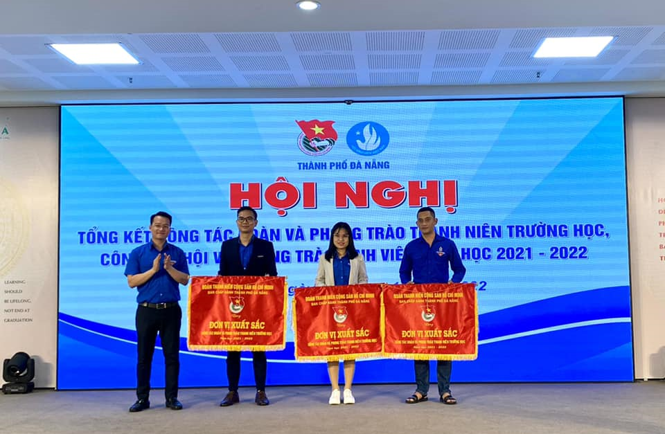 TUỔI TRẺ ĐẠI HỌC DUY TÂN XUẤT SẮC NHẬN CỜ THI ĐUA CÔNG TÁC ĐOÀN - HỘI NĂM HỌC 2021 - 2022